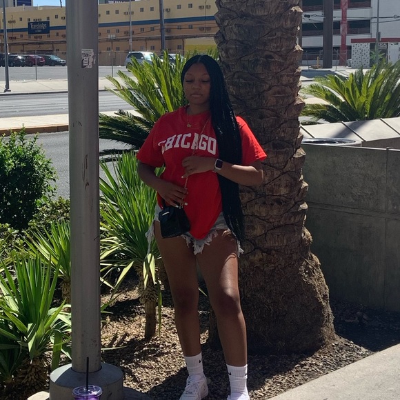 PrettyLittleThing Red Chicago Slogan Oversized Tee - Picture 5 of 7